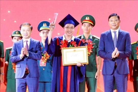 Thầy giáo trẻ Trường THPT chuyên Phan Bội Châu được tuyên dương thủ khoa xuất sắc