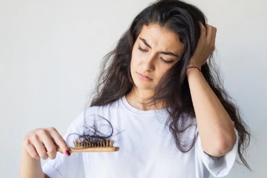 Tóc bạc, tóc mỏng, tóc rụng… cảnh báo gì về sức khỏe?