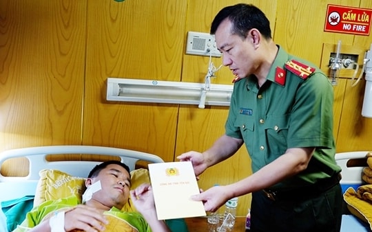 Truy bắt kẻ dùng kiếm đe dọa người dân gặt lúa, chém công an