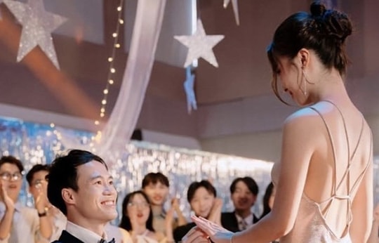 Sự thật tin đồn cầu thủ Văn Toàn cầu hôn ca sĩ Hòa Minzy gây xôn xao