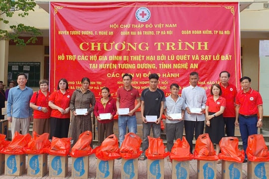 Hội Chữ thập đỏ tỉnh Nghệ An phối hợp trao 300 suất quà tới người dân vùng lũ Tương Dương