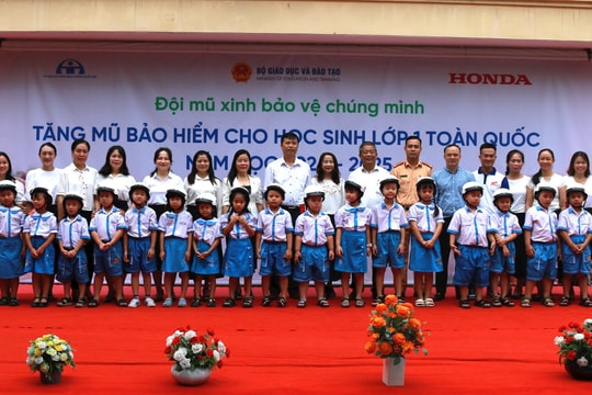 Ban An toàn giao thông tỉnh Nghệ An trao hơn 65.000 mũ bảo hiểm tặng học sinh lớp 1