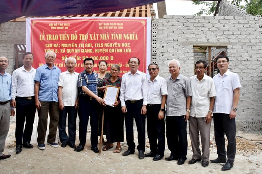 Trao 100 triệu đồng hỗ trợ xây dựng nhà tình nghĩa ở TX. Hoàng Mai và huyện Quỳnh Lưu