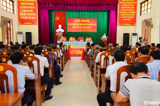 Đại biểu Quốc hội tiếp xúc cử tri thị xã Cửa Lò