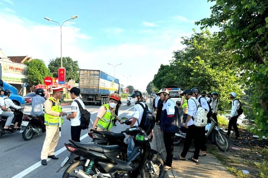 Cảnh sát giao thông Nghệ An tăng cường kiểm tra, xử lý vi phạm giao thông ở lứa tuổi học sinh