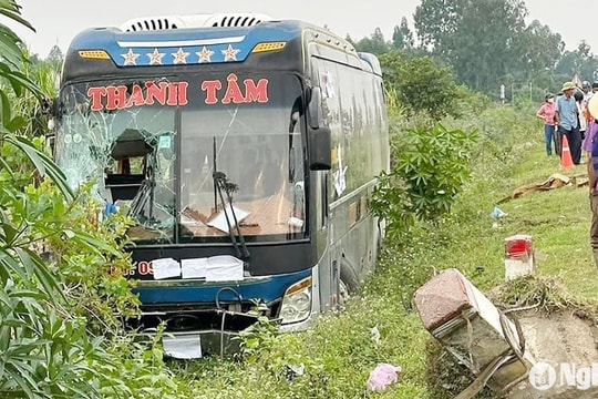 Xe khách lật trên đường N5, 2 người tử vong
