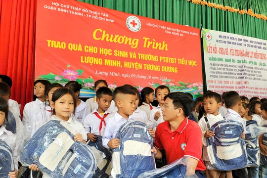 Hội Chữ thập đỏ Nghệ An phối hợp trao quà trị giá hơn 300 triệu đồng tới người dân vùng lũ Tương Dương và Kỳ Sơn