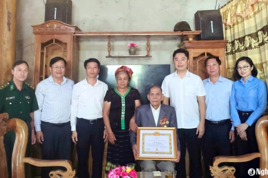 Tương Dương trao Huy hiệu 60 năm tuổi Đảng cho đảng viên vùng biên