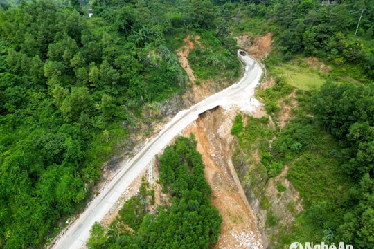 Dốc Pù Lống (Quỳ Hợp) sạt lở nghiêm trọng