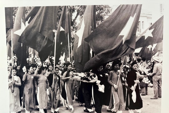 Triển lãm ảnh "Hà Nội ngày tiếp quản" và chiếu phim tư liệu “Ký ức Hà Nội”