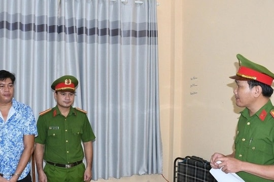 Bắt gã đàn ông làm nhục người khác