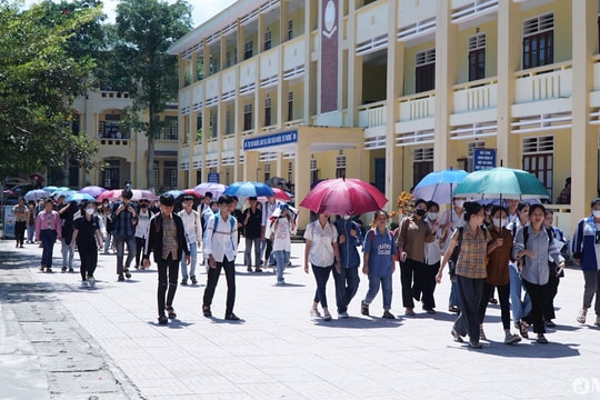 Từ đề xuất miễn học phí cho con của giáo viên: Không để đặc quyền, đặc lợi