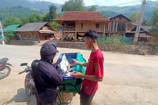 Chuyện nghề shipper nơi miền Tây xứ Nghệ