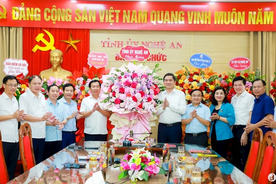 Thường trực Tỉnh ủy Nghệ An chúc mừng kỷ niệm ngày truyền thống ngành Tổ chức, Dân vận, Kiểm tra của Đảng