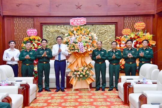 Lãnh đạo tỉnh Nghệ An chúc mừng Bộ Tư lệnh Quân khu 4