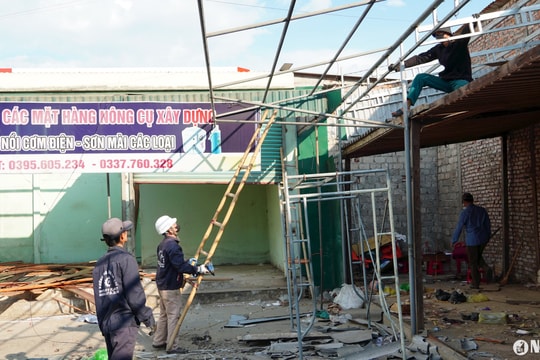 Người dân Con Cuông tự nguyện tháo dỡ ki-ốt, đảm bảo mặt bằng Dự án cầu Thanh Nam