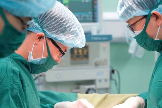 Thanh niên 23 tuổi thoát khỏi bệnh vẹo cột sống phức tạp