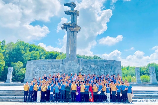 Tổng Công ty Hàng không Việt Nam dâng hương tưởng niệm, tri ân các anh hùng liệt sĩ tại Truông Bồn