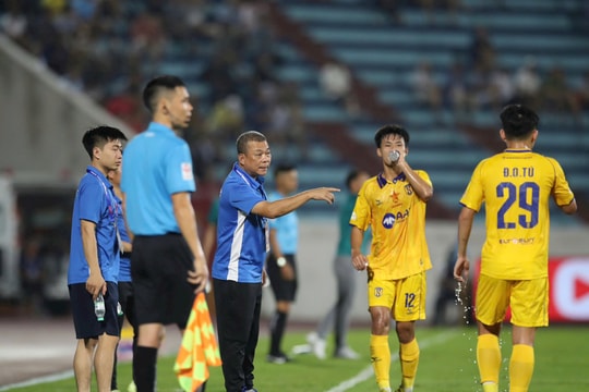 HLV Phạm Anh Tuấn lý giải trận thua đậm của Sông Lam Nghệ An trước Nam Định