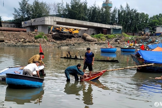 Trục vớt thành công tàu đánh cá của ngư dân Cửa Lò bị chìm
