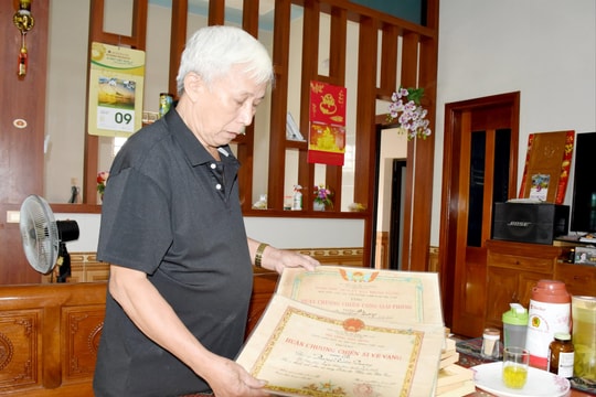 Hành trình tìm di ảnh đồng đội của một cựu binh xứ Nghệ