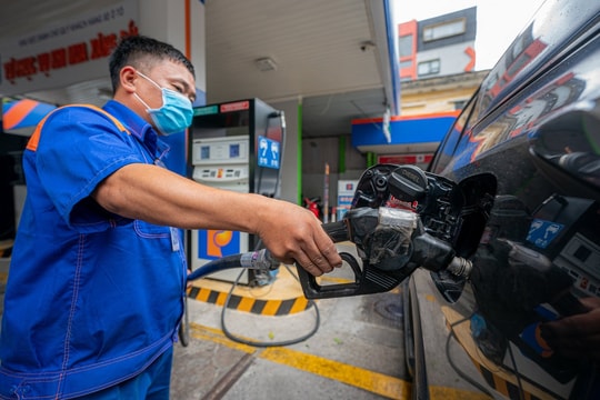 Giá xăng dầu hôm nay 23/10/2024: Giá dầu thế giới chạm mốc kỷ lục