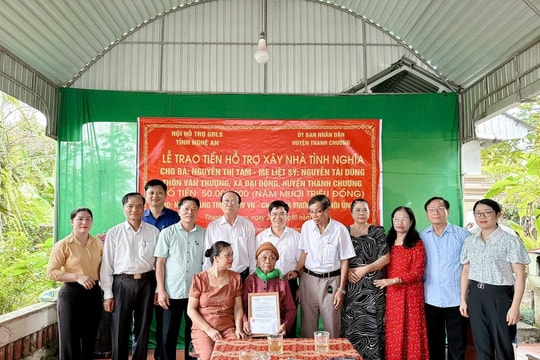 Trao 100 triệu đồng hỗ trợ xây nhà tình nghĩa tại Thanh Chương và Hưng Nguyên