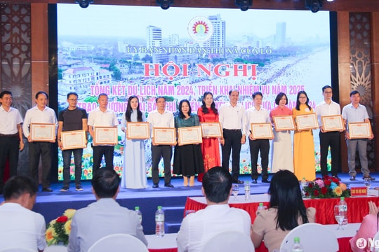 UBND tỉnh Nghệ An tặng Bằng khen cho 9 tập thể, cá nhân có thành tích xuất sắc trong hoạt động du lịch Cửa Lò năm 2024