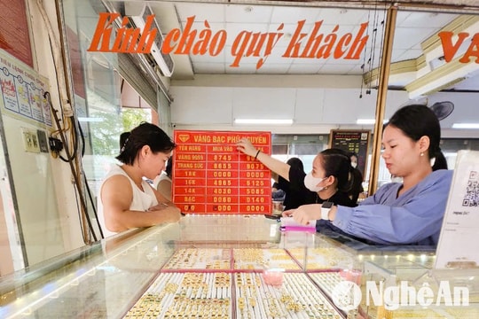 Giá vàng liên tục ‘phá đỉnh’, nhiều tiệm vàng ở Nghệ An khan hàng