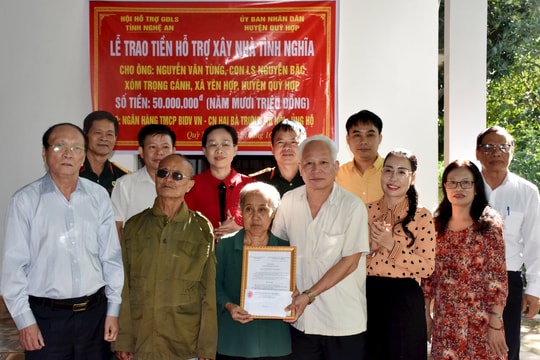 Trao 100 triệu đồng hỗ trợ xây nhà tình nghĩa tại Quỳ Hợp và Tân Kỳ