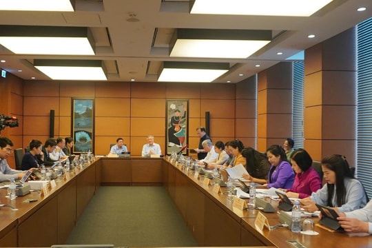 Đoàn đại biểu Quốc hội Nghệ An thảo luận tại tổ về 2 dự án luật