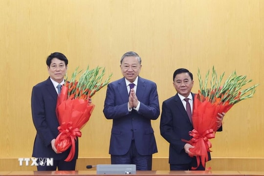 Trao Quyết định phân công đồng chí Trần Cẩm Tú giữ chức Thường trực Ban Bí thư