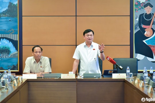 Đại biểu Quốc hội đoàn Nghệ An tiến hành thảo luận tổ