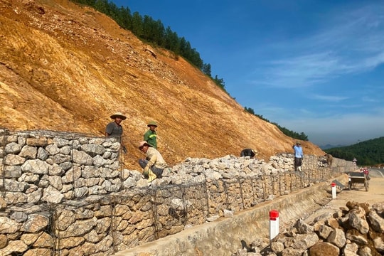 Khẩn trương khắc phục sạt lở núi khi thi công Quốc lộ 7C