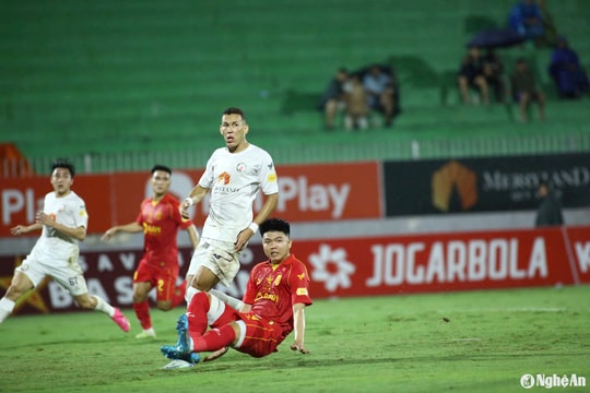 Trung vệ Sông Lam Nghệ An dính chấn thương phải nghỉ 1 tháng