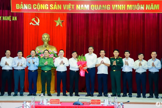 Bàn giao nhiệm vụ điều hành công việc của Tỉnh ủy Nghệ An