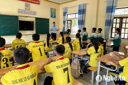 Thầy giáo trẻ xứ Nghệ được vinh danh trong chương trình 'Chia sẻ cùng thầy cô'