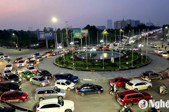 Tắc đường chiều cuối tuần tại vòng xuyến ở thành phố Vinh
