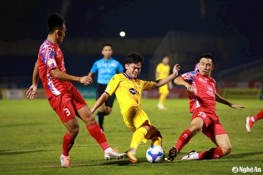 Sông Lam Nghệ An chia điểm trên sân nhà trước CLB Thành phố Hồ Chí Minh