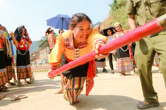 Sôi động trò chơi dân gian trong Ngày hội Đại đoàn kết của người Khơ Mú ở Nghệ An