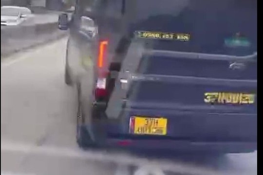 Xe khách chèn ép nhau trên Quốc lộ 1A đoạn qua địa bàn Diễn Châu