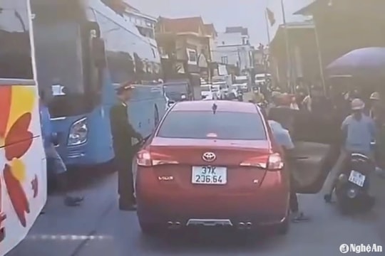 Xuống đôi co với công an, người đàn ông đẩy cửa xe ô tô làm ngã xe máy