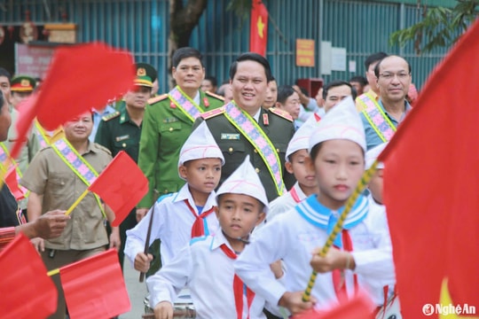 Giám đốc Công an tỉnh Nghệ An chung vui Ngày hội Đại đoàn kết với người dân xã Mường Típ (Kỳ Sơn)