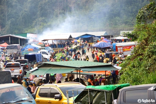 Độc đáo chợ phiên biên giới ở Nghệ An