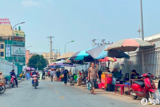 Tái diễn tình trạng chiếm dụng lòng đường kinh doanh bên cạnh Bệnh viện Hữu nghị Đa khoa Nghệ An