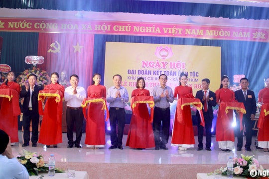 Bí thư Thành ủy Vinh chung vui ngày Đại đoàn kết cùng nhân dân xã Nghi Kim