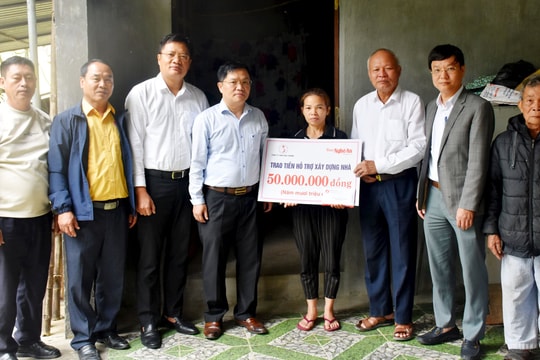 Trao 100 triệu đồng hỗ trợ xây nhà cho hộ nghèo tại huyện Thanh Chương và Yên Thành