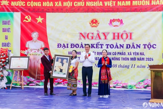 Phó Bí thư Thường trực Tỉnh ủy Hoàng Nghĩa Hiếu chung vui Ngày hội Đại đoàn kết với người dân huyện Tương Dương