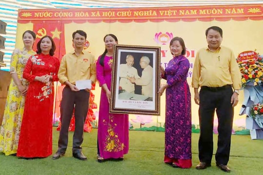 Lãnh đạo đoàn đại biểu Quốc hội Nghệ An vui Ngày hội Đại đoàn kết ở thị xã Hoàng Mai