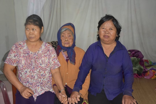 Hoàn cảnh éo le của người mẹ già nuôi 2 con mù lòa